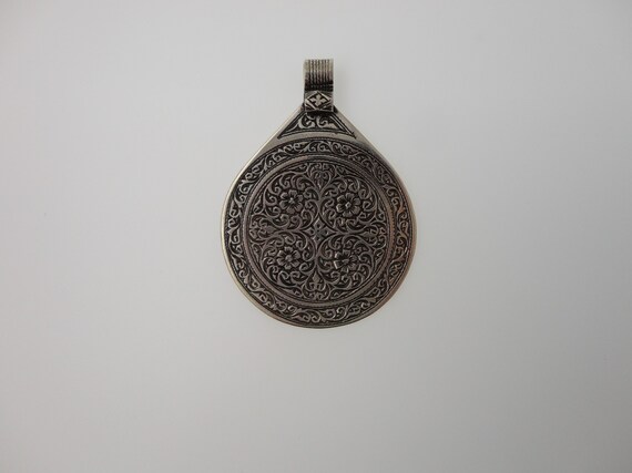 Broche Ou Pendentif En Argent Massif - Style Berbère Ethnique - Occasion, Porté
