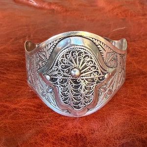 Marockanskt armband i massivt silver - justerbar berbermanschett - etniska tribala afrikanska smycken - tuaregstil - 3D filigran hamsa - livets spiral
