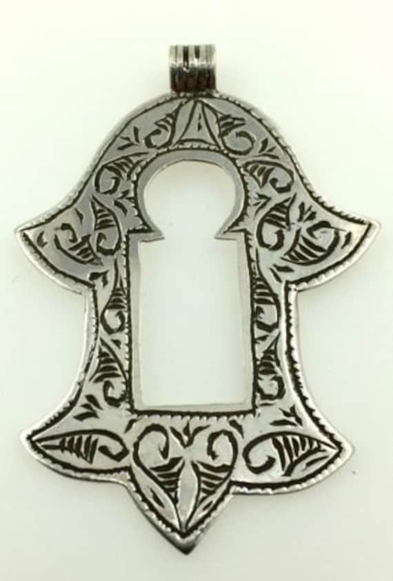 Pendentif Ethnique Berbère En Argent Massif – Pièce Unique D'occasion, Chargée D'histoire