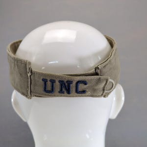 Gorra con visera Nike UNC North Carolina Tar Heels estilo vintage Y2K para aficionados universitarios. imagen 3