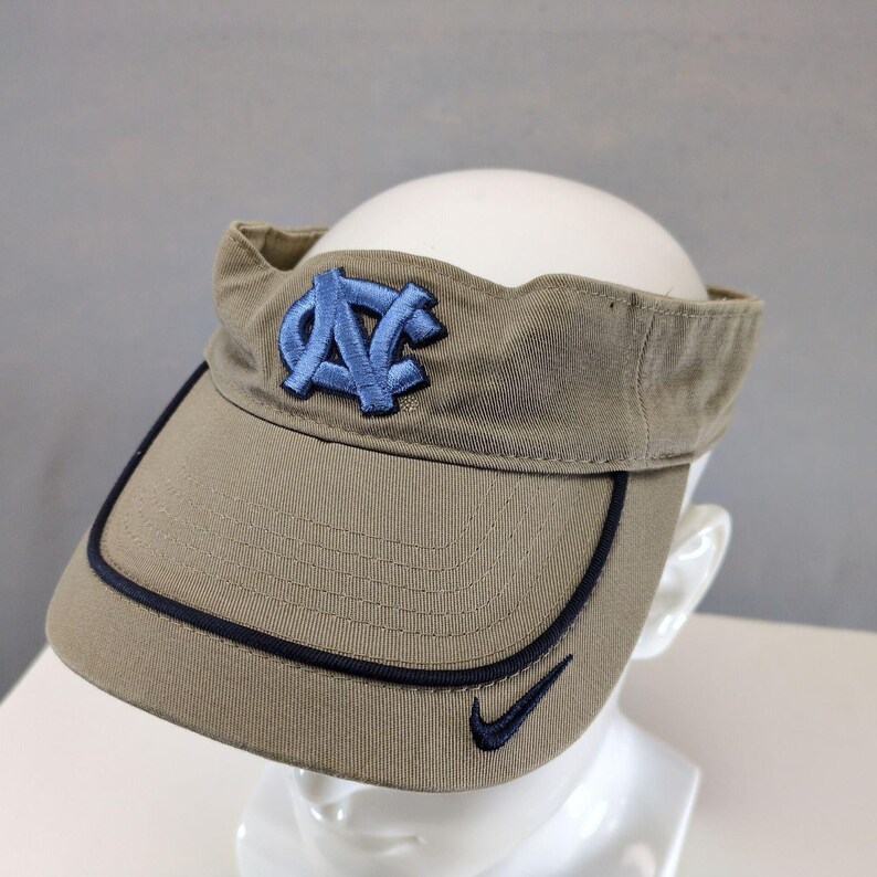 Gorra con visera Nike UNC North Carolina Tar Heels estilo vintage Y2K para aficionados universitarios. imagen 1
