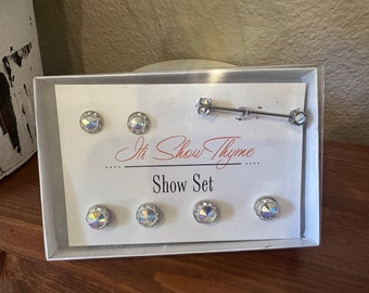 Magnetic number pins show set 15/13. adult set