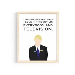 Puede incluir: Una impresión enmarcada con fondo blanco y texto negro que dice "THERE ARE ONLY TWO THINGS I LOVE IN THIS WORLD: EVERYBODY AND TELEVISION." Una ilustración de dibujos animados de un hombre con cabello rubio que lleva un traje negro y una corbata azul está debajo del texto.