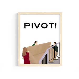 Puede incluir: Una impresión enmarcada con fondo blanco y el texto "PIVOT!" en negro. La impresión presenta una ilustración de dibujos animados de tres personas luchando para mover un gran sofá marrón por una escalera.