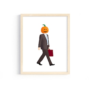 Puede incluir: Una ilustración enmarcada de una persona con un traje marrón y una cabeza de calabaza caminando con un maletín. La calabaza tiene una cara de calabaza tallada.