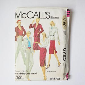 Peut inclure: Une pochette de patron de couture McCall's 6725 illustrant cinq silhouettes portant diverses combinaisons de blazers, jupes et pantalons dans des tons rouge, blanc et gris. Le texte inclut la marque, le numéro 6725 et Carole Little for saint-tropez west.