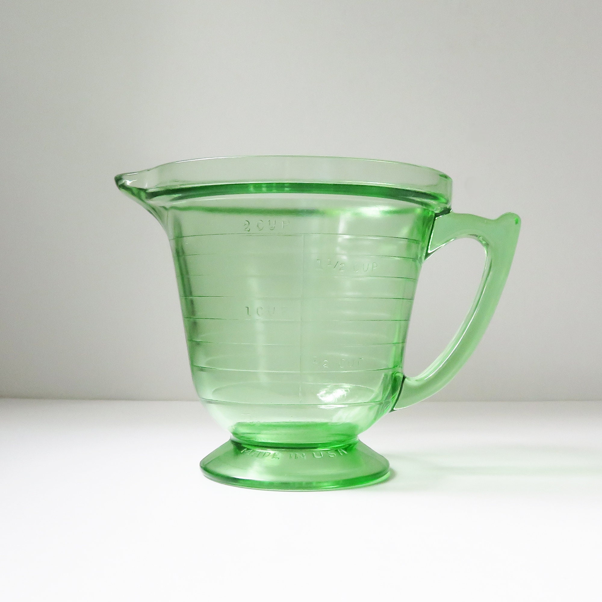  Lefty's Left-Handed 2-Cup Glass Measuring Cup: Home