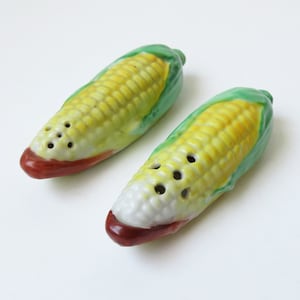 Corn cobs salt and pepper shakers, kitschy salt & pepper shakers, ceramic corn cobs, novelty salt and pepper shakers, vintage vegetables