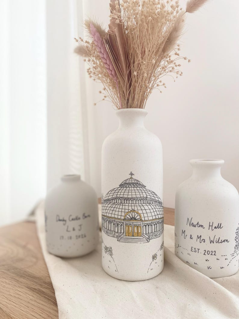 Custom Wedding Venue Vase - Hand Drawn Vase Made To Order - Ceramic Vase With Venue Illustration - Personalised Wedding Gift Bild 1