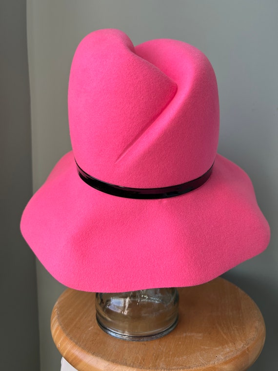 Vintage Pink Evelyn Varon Hat with black patent l… - image 5