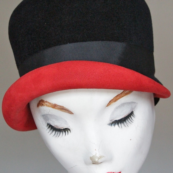 Cloche vintage des années 1960 en fourrure feutrée noire et en daim rouge - 22 po.