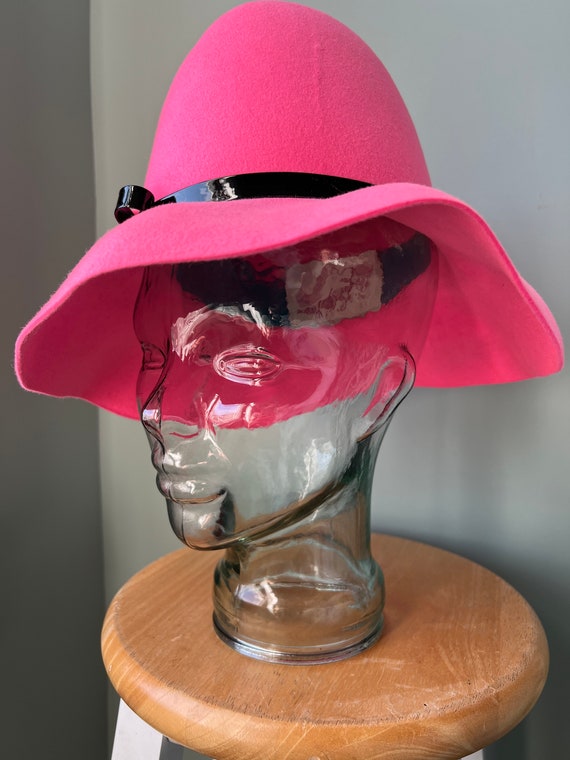 Vintage Pink Evelyn Varon Hat with black patent l… - image 2