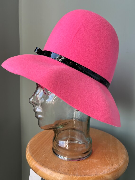 Vintage Pink Evelyn Varon Hat with black patent l… - image 3