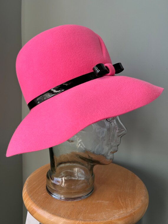 Vintage Pink Evelyn Varon Hat with black patent l… - image 7