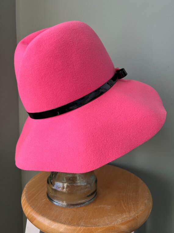 Vintage Pink Evelyn Varon Hat with black patent l… - image 8