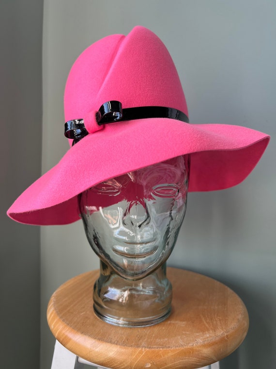 Vintage Pink Evelyn Varon Hat with black patent l… - image 1