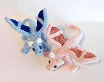 Wzór szydełkowy na małego smoka Ember, wzór szydełkowy na amigurumi, szydełkowa zabawka w kształcie zwierzątka fantasy, plik PDF w języku angielskim. Terminy w USA, szydełkowa zabawka na drutach (opt. wired)