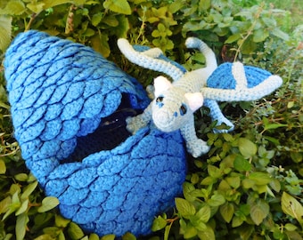 Wzór szydełkowy: Ember, mały smok i jajko, wzór szydełkowy amigurumi, szydełkowa zabawka w kształcie zwierzątka fantasy, plik PDF w języku angielskim. Terminy w USA, zabawka na drutach (opt. wired toy)