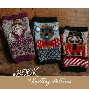 Puede incluir: Tres guantes sin dedos de punto con diferentes diseños navideños. Los guantes son rojos, grises y negros con detalles blancos. El texto "eBOOK of Knitting Patterns" está en la parte inferior de la imagen.
