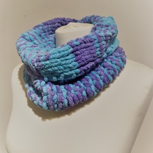 Snood de punto lila y verde/azul