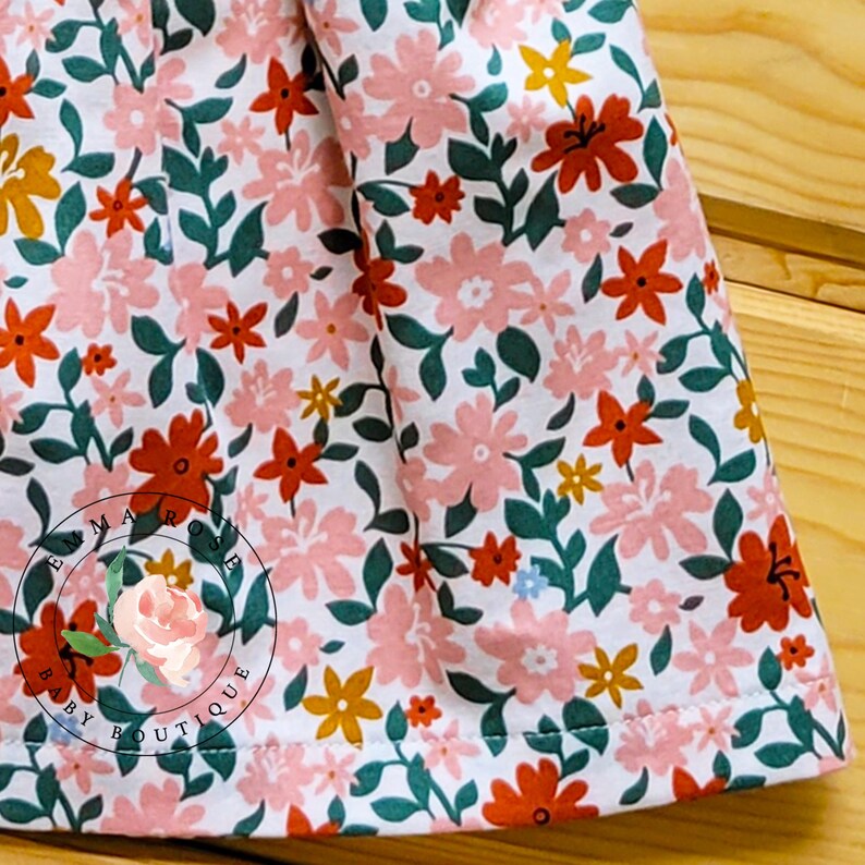 Op de afbeelding: Een witte keramische mok met een zwart handvat en de tekst "But First, Coffee" in een zwarte, vette letter. De mok staat op een wit oppervlak. De mok is ongeveer 10 cm hoog.