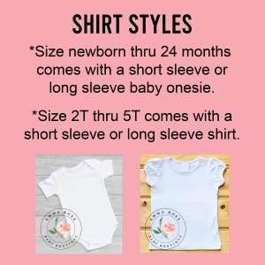 Pu&ograve; includere: Un grafico informativo rosa intitolato SHIRT STYLES. Il testo indica che le taglie da neonato a 24 mesi sono body a maniche corte o lunghe, e le taglie da 2T a 5T sono magliette a maniche corte o lunghe. Include immagini di un body e una maglietta.