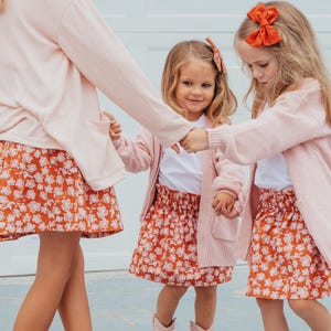 Op de afbeelding: Set van drie keramische mokken met een gespikkelde, matte afwerking. De mokken zijn in cr&egrave;me, lichtgrijs en donkergrijs. Elke mok heeft een eenvoudig, minimalistisch ontwerp.