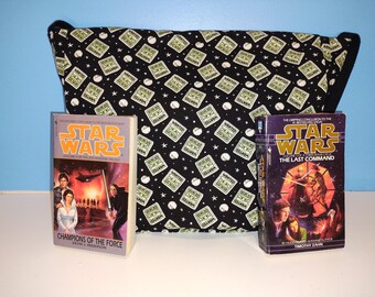 Se busca un lindo bolso tipo mensajero con forma de extraterrestre