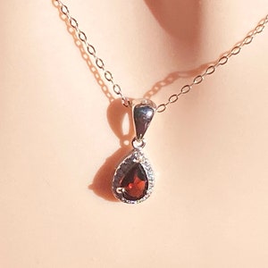 Halsband med naturligt granat / Djupt rödbrunrött / Sterlingsilver / 7 x 5,10 mm januari-födelsesten / Madagaskar naturlig granat / Unikt