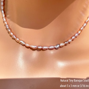 Op de afbeelding: Een ketting gemaakt van natuurlijke, kleine, barokke Zuidzeeparels. De parels zijn een mix van roze en wit en zijn ongeveer 5 x 3 mm of 3/16 inch x 1/8 inch groot.