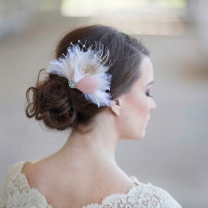Bridal feather hair clip, blush pink / ivory wedding hair accessories, wedding headpiece, bridal hair feather accessories Style 259 imagem 2
