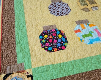 Edredón colorido "Veo Veo" con 50 diferentes contenidos en tarros de cristal para jugar. Edredón para bebés o niños, ideal para la siesta o para jugar.