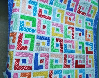 Bloques de patchwork vibrantes, brillantes y coloridos en rojo, azul, amarillo, verde y naranja. Edredón grande de algodón hecho a mano. 167 x 193 cm. Listo para enviar.
