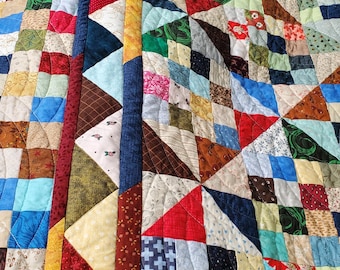 Edredón vintage de retazos multicolores, tradicionalmente hecho a mano con molinetes y bloques de 16 parches. 74 X 85 pulgadas, se adapta a una cama completa.