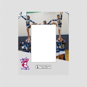 Puede incluir: Una alfombra de recorte de fotos con fondo blanco y una foto de un equipo de animadoras realizando una acrobacia. La alfombra mide 20,32 cm x 25,4 cm y el recorte de fotos mide 10,16 cm x 15,24 cm. La alfombra tiene un logotipo azul y blanco con el texto "Bullard Belles" y una bota roja con la parte superior blanca. La alfombra también tiene un rectángulo blanco con el texto "Carrie Natune Clase de 2017". El texto "Esta alfombra está hecha a mano una a la vez 8 x 10 Mat - 4x6 Photo Cut-out" está impreso en la parte inferior de la alfombra.