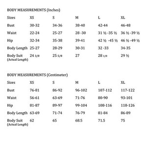 K&ouml;nnte beinhalten: Eine Tabelle mit K&ouml;rperma&szlig;en in Zoll und Zentimetern f&uuml;r verschiedene Gr&ouml;&szlig;en, darunter XS, S, M, L und XL. Die Ma&szlig;e umfassen Brustumfang, Taille, H&uuml;fte, K&ouml;rperl&auml;nge und Body (tats&auml;chliche L&auml;nge).