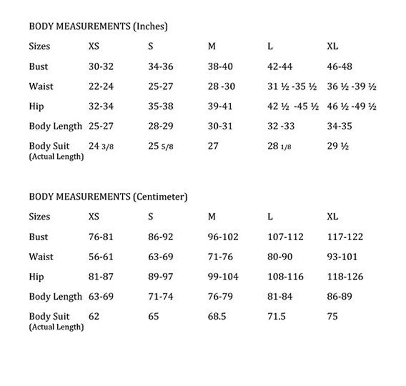 K&ouml;nnte beinhalten: Eine Tabelle mit K&ouml;rperma&szlig;en in Zoll und Zentimetern f&uuml;r verschiedene Gr&ouml;&szlig;en, darunter XS, S, M, L und XL. Die Ma&szlig;e umfassen Brustumfang, Taille, H&uuml;fte, K&ouml;rperl&auml;nge und Body (tats&auml;chliche L&auml;nge).
