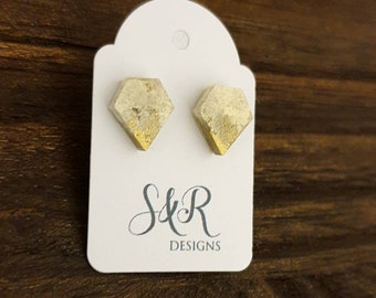 Boucles d’oreilles diamond cut Resin Stud, boucles d’oreilles en acier inoxydable. Boucles d’oreilles Gold and White Mix.