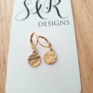 Boucles d'oreilles pendantes dormantes disque rond martelé en or, créoles disque pièce de monnaie, crochets disque 10 mm, pendentif levier en acier inoxydable, boucles d'oreilles minimalistes