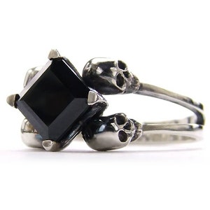 Bague de fiançailles tête de mort avec pierre précieuse noire - ZORYA - Parure Memento Mori par KIPKALINKA