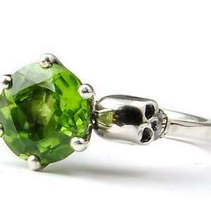Elegant Goth-ring WANDA med giftgrön ädelsten bild 1