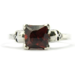 Totenkopf Gothic Ring - ORLA - Quadratischer Edelstein by KIPKALINKA image 3