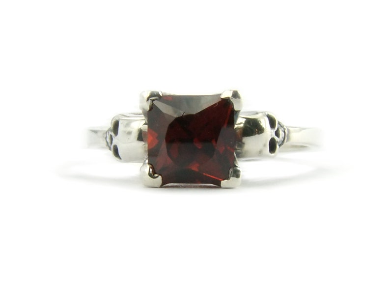 Totenkopf Gothic Ring - ORLA - Quadratischer Edelstein by KIPKALINKA image 3