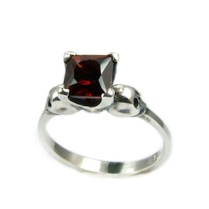Totenkopf Gothic Ring - ORLA - Quadratischer Edelstein by KIPKALINKA image 1