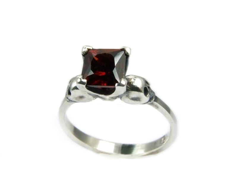 Totenkopf Gothic Ring - ORLA - Quadratischer Edelstein by KIPKALINKA image 1
