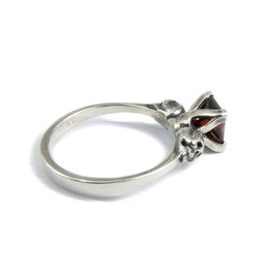 Totenkopf Gothic Ring - ORLA - Quadratischer Edelstein by KIPKALINKA image 2