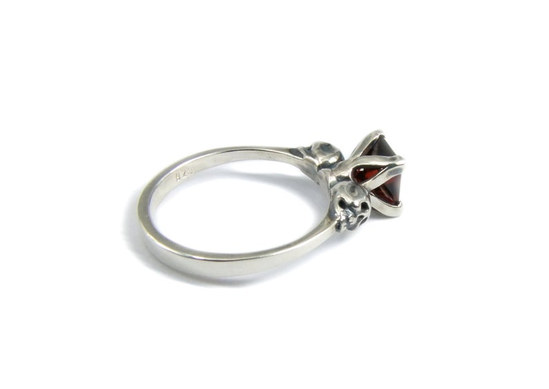 Totenkopf Gothic Ring - ORLA - Quadratischer Edelstein by KIPKALINKA image 2