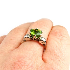 Elegant Goth-ring WANDA med giftgrön ädelsten bild 5