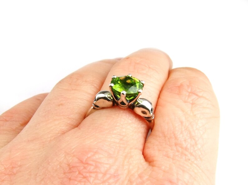 Elegant Goth-ring WANDA med giftgrön ädelsten bild 5
