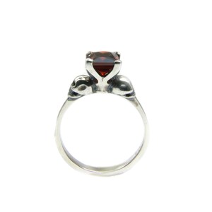 Totenkopf Gothic Ring - ORLA - Quadratischer Edelstein by KIPKALINKA image 4